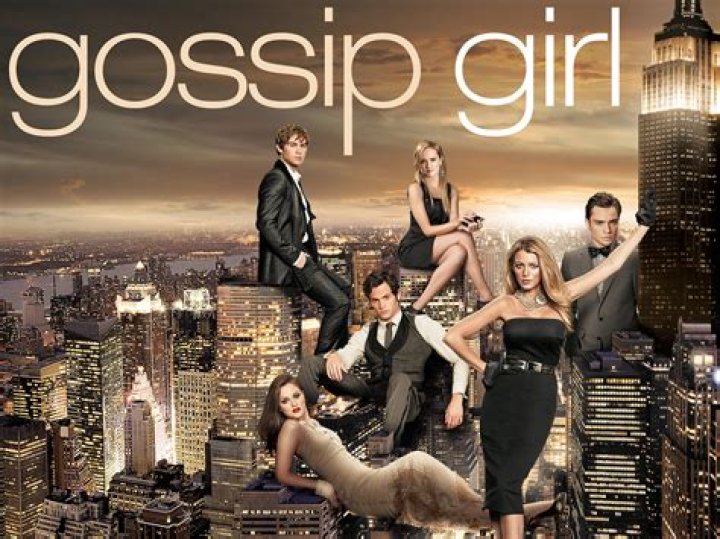 ‘Gossip Girl’: Steamy Love Triangles, Secrets & More Turn Up The Heat In New Trailer