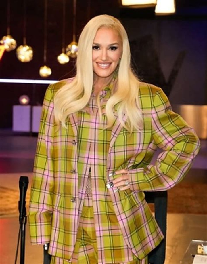 Gwen Stefani Slays In Holiday Green Crop Top & Massive Skirt During ‘The Voice’ Finale – Pics