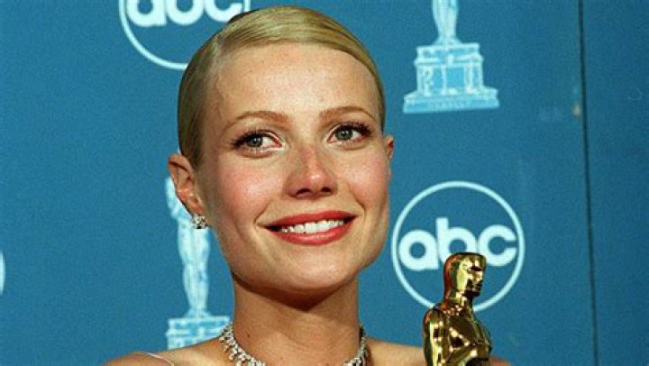 Gwyneth Paltrow Uses Her Oscar Statuette as a Doorstop: Video – Hollywood Life