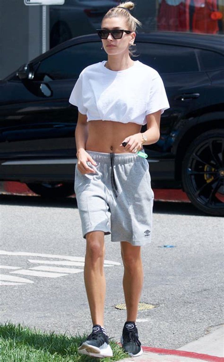 Hailey Baldwin’s Abs In Tiny Crop Top & Gray Sweat-Shorts — See Pics – Hollywood Life