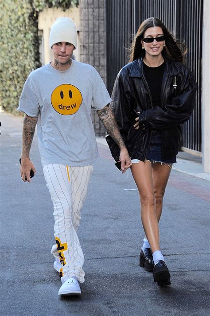 Hailey Bieber Comforts Sad Justin Bieber At Coachella: Video – Hollywood Life