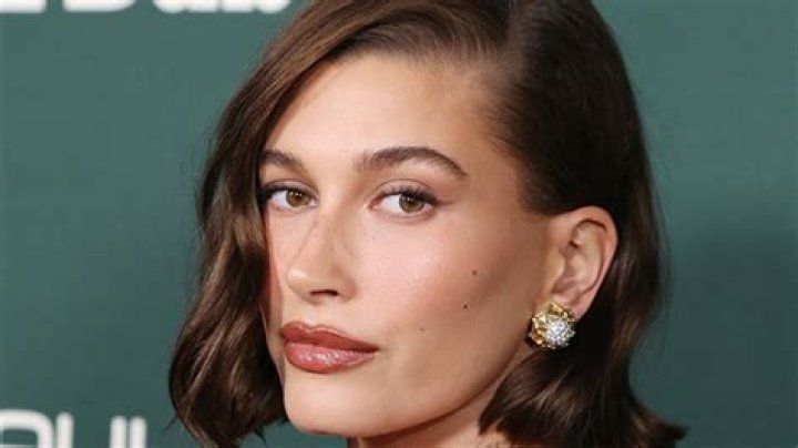 Hailey Bieber Recommends This Debloating Body Lotion – Hollywood Life