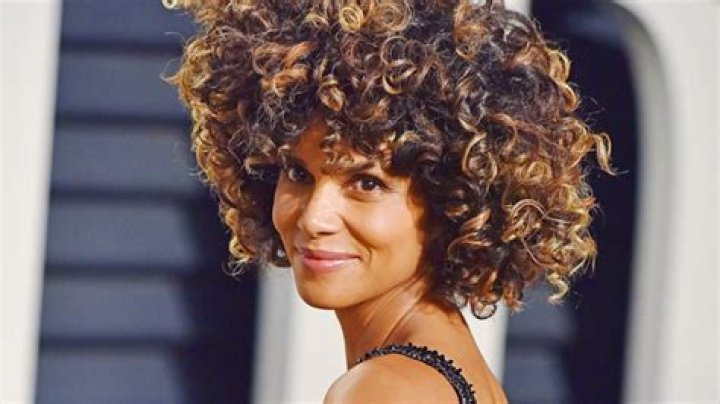 Halle Berry’s Natural Curly Hair On Vacation: Photo – Hollywood Life