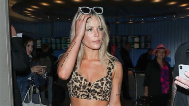 Halsey Pouts Her Lips & Looks Stunning In Cheetah Print, Off-The-Shoulder Top