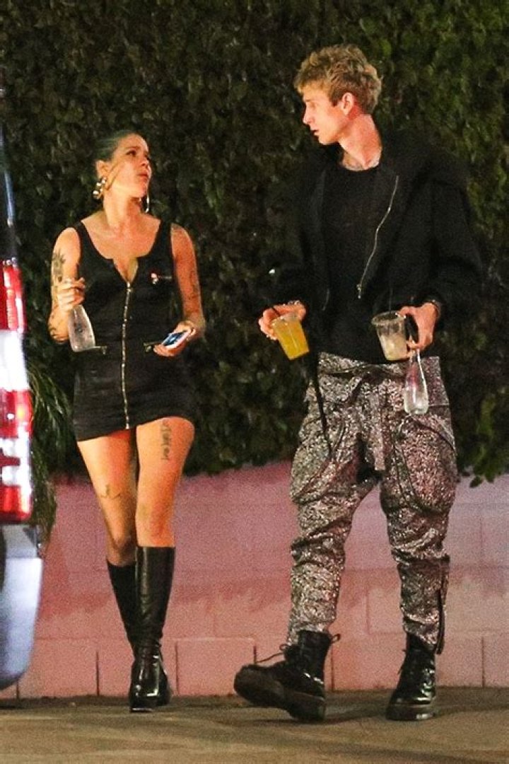 Halsey & Machine Gun Kelly Reunite After She Splits With G-Eazy – Hollywood Life