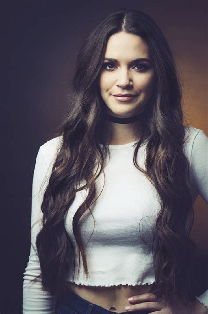 Hannah Ellis — Pics of the Singer