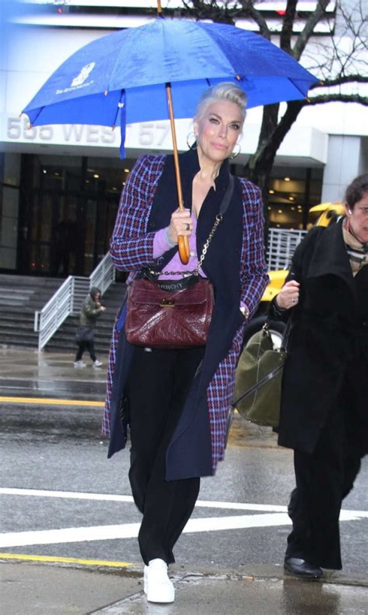 Hannah Waddingham Wears Sneakers Under Her Emmys Ballgown: Photos – Hollywood Life