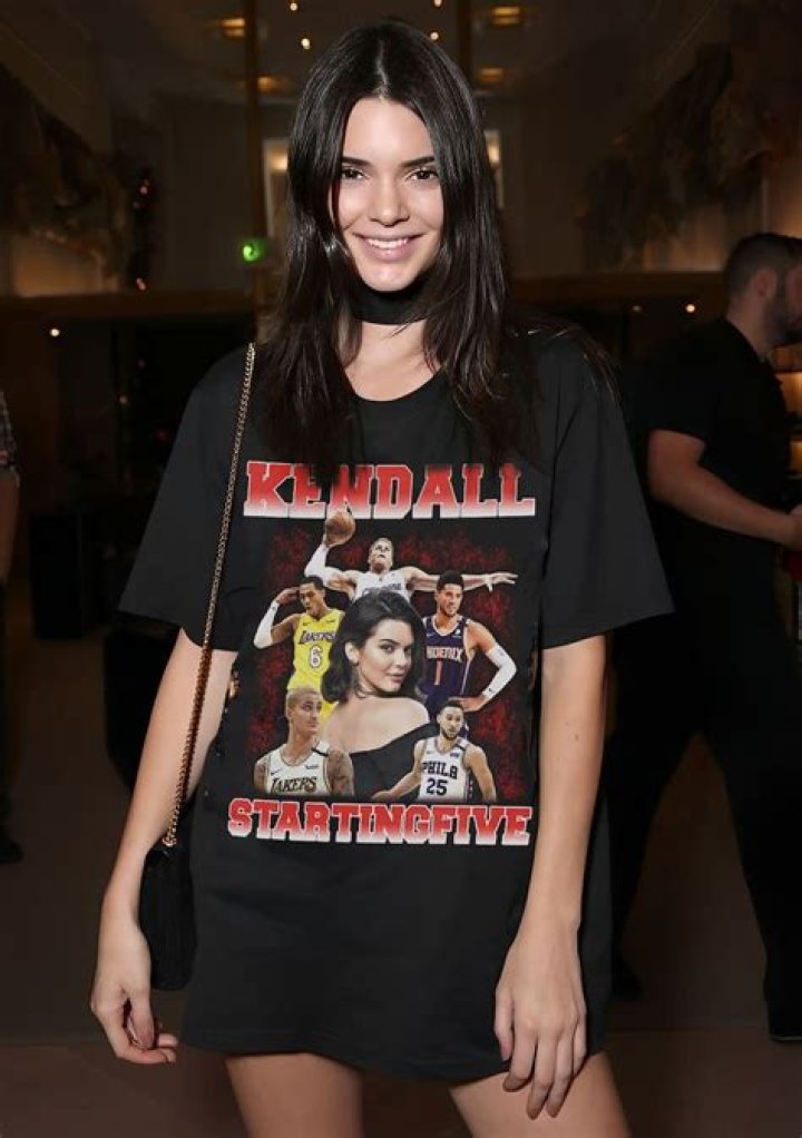 Harry Styles & Kendall Jenner: He Gave Her His ‘Favorite Black T-Shirt’ As Keepsake