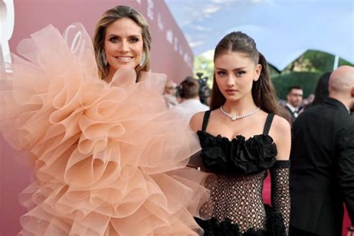 Heidi Klum’s Daughter Leni, 17, Looks Just Like Her Mom As The Two Snuggle Up Arriving In Venice
