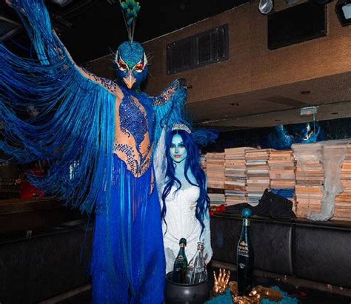 Heidi Klum Poses Naked on the Couch Before 2023 Halloween Party – Hollywood Life