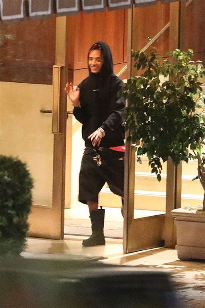 Jaden Smith Tries To Grab Sister Willow’s Bag During Outing: Photos – Hollywood Life
