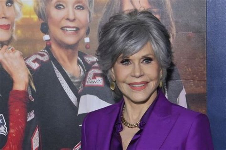 Jane Fonda Debuts Red Hair Makeover On ‘Book Club 2’ Set: Pics – Hollywood Life