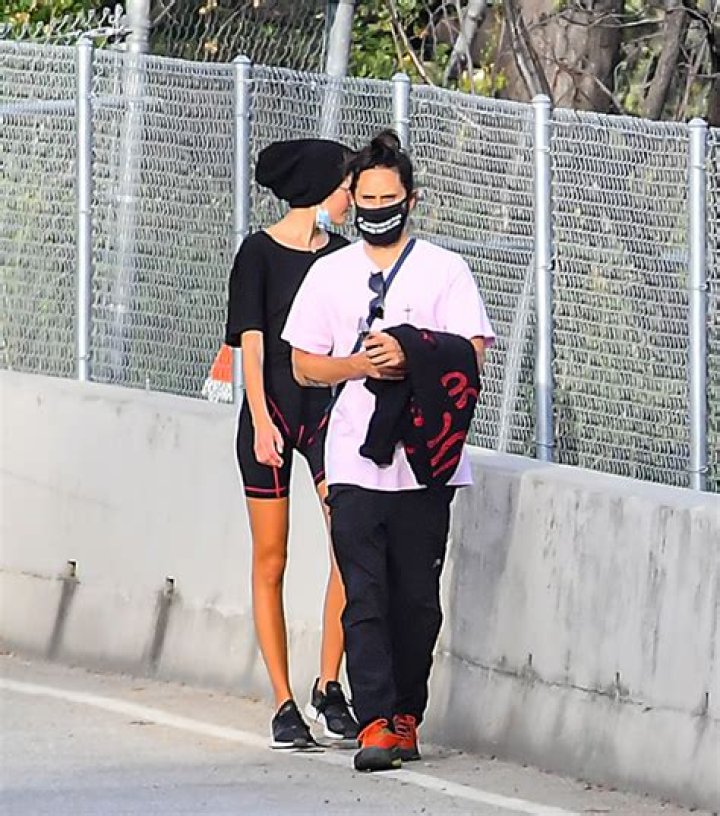 Jared Leto & Girlfriend Valery Kaufman Go For A Walk In Malibu — Pics – Hollywood Life
