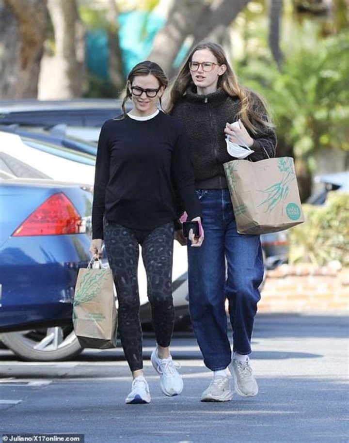 Jennifer Garner’s Daughter Violet, 13, Is As Tall As Her In Sweet New Pics