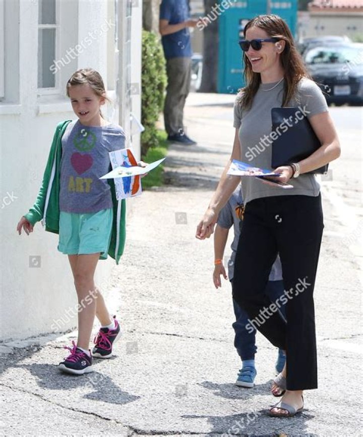 Jennifer Garner & Seraphina Affleck Pictured On Walk Together — See Photo – Hollywood Life