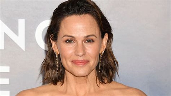 Jennifer Garner’s Favorite Lipstick is $7 – Hollywood Life