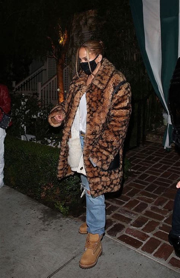 Jennifer Lopez Rocks Timberlands & Faux Fur Coat During Date Night – Hollywood Life