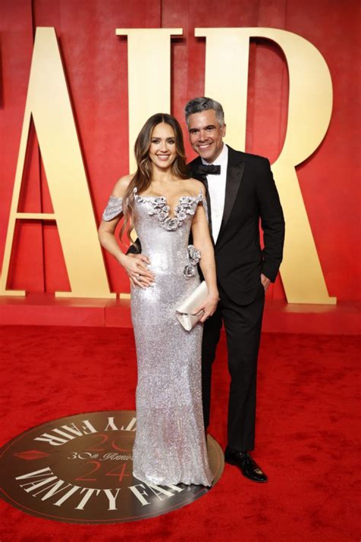 Jessica Alba & Cash Warren’s Most Romantic Moments: Photos – Hollywood Life