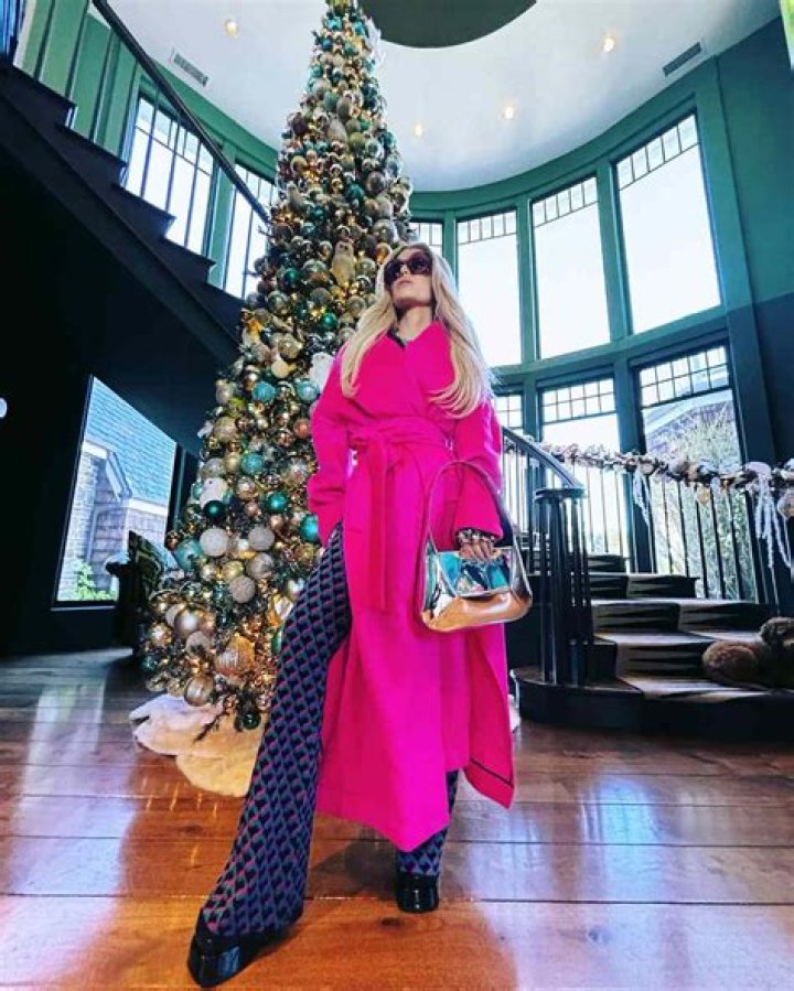 Jessica Simpson Rocks New Blunt Cut & Jeans As She Poses In Front Of Christmas Tree