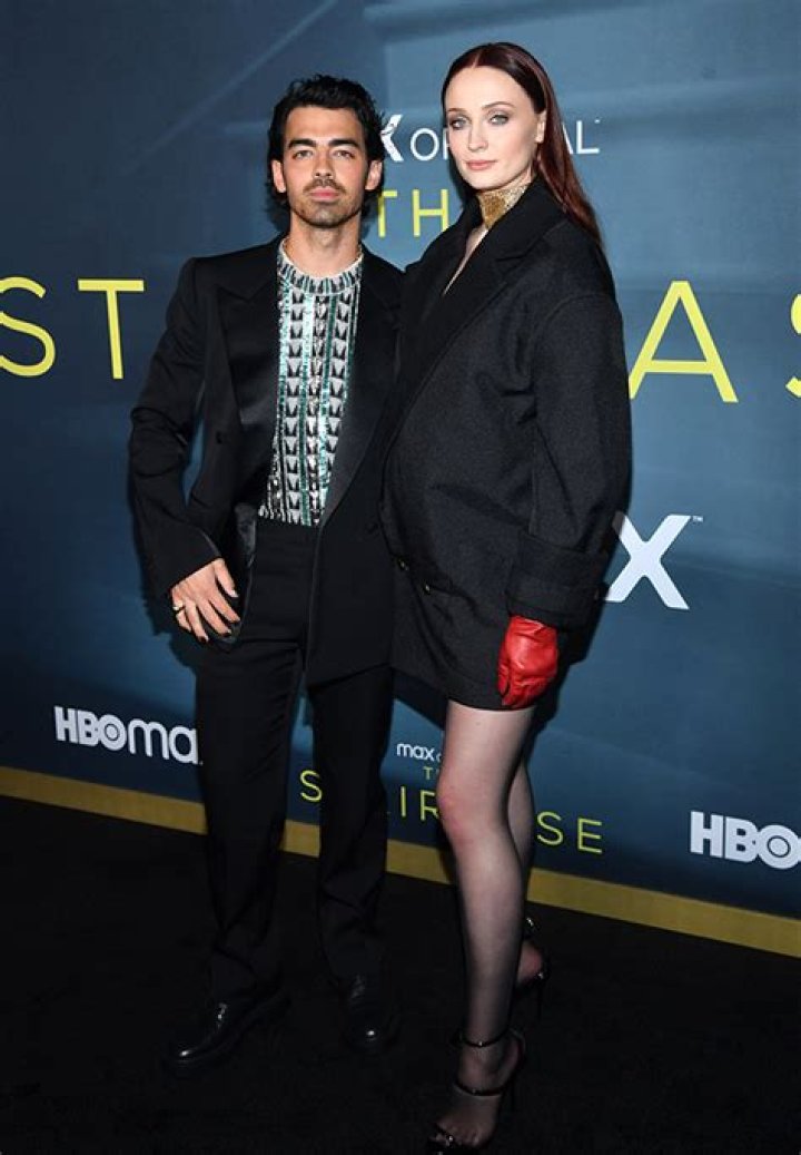 Joe Jonas & Pregnant Sophie Turner Cuddle On The Carpet At ‘The Staircase’ Premiere