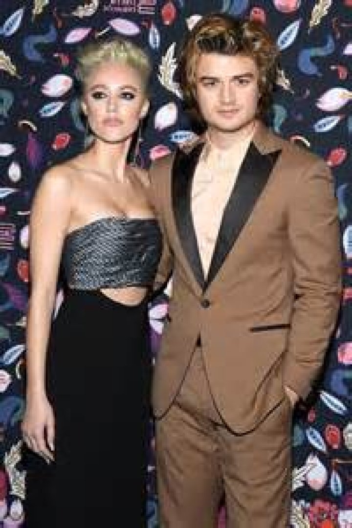 Joe Keery Wears Short Shorts While Out With Girlfriend Maika Monroe – Hollywood Life