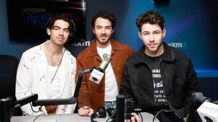 Jonas Brothers & Busted Perform ‘Year 3000’ Together For First Time – Hollywood Life