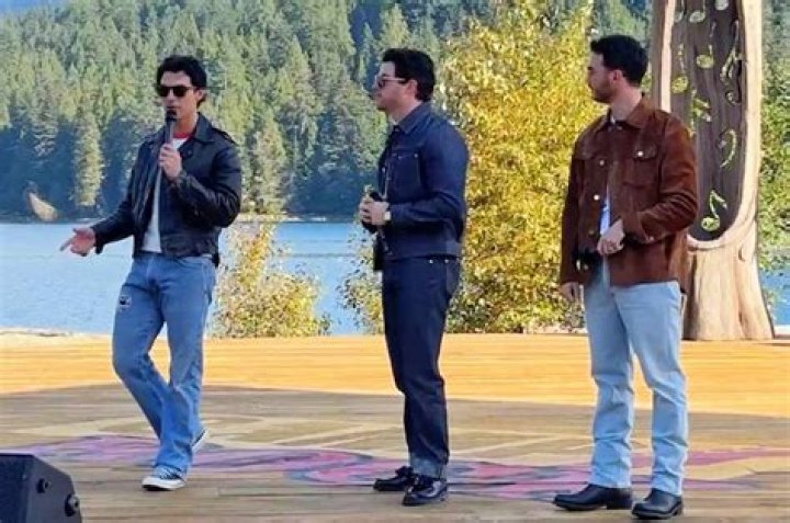 Jonas Brothers Sing Camp Rock’s ‘Gotta Find You’ At Atlanta Concert – Hollywood Life