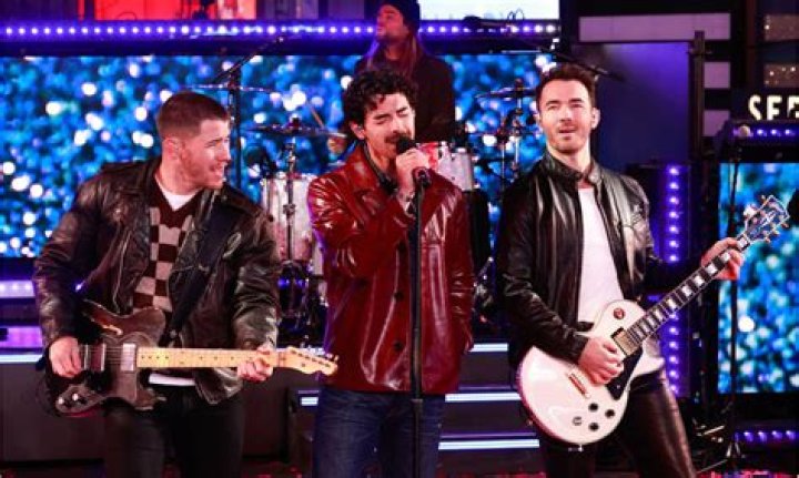 Jonas Brothers Drop New Song At Grammys, Perform ‘What A Man Gotta Do’ – Hollywood Life