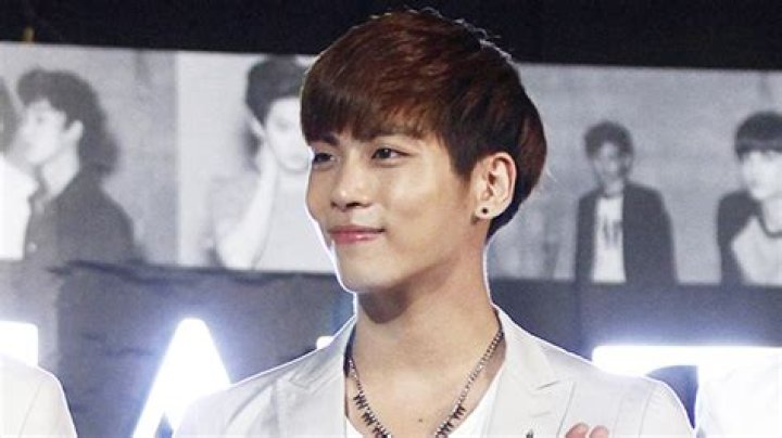 SHINee Singer Seen At Store – Hollywood Life