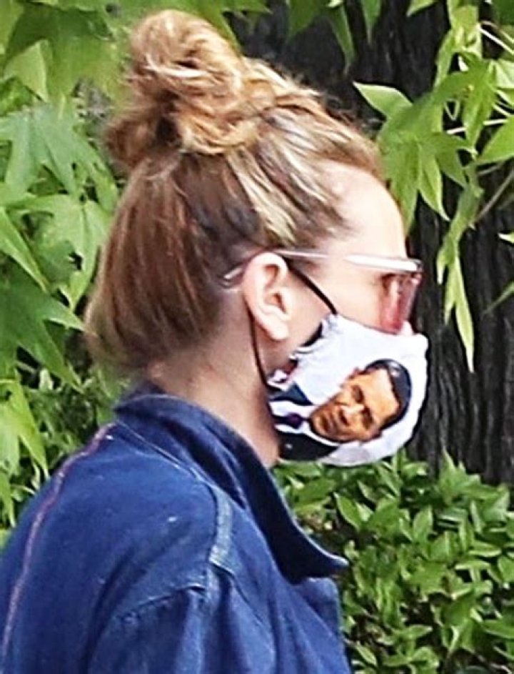 Julia Roberts Wears A Face Mask Emblazoned With Barack Obama’s Head – Hollywood Life