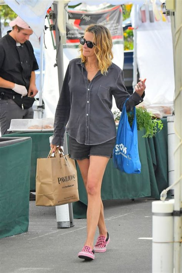 Julia Roberts Flaunts Legs In Gray Daisy Dukes On Farmers Market Trip – Hollywood Life