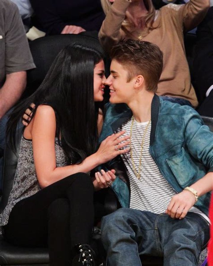 [PIC] Justin Bieber Posts Kissing Photo — Trying To Make Selena Jealous? – Hollywood Life