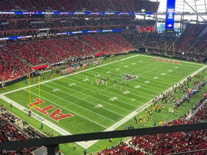 Justin Bieber & Selena Gomez's Hot PDA Football Date At Atlanta Falcons Game!