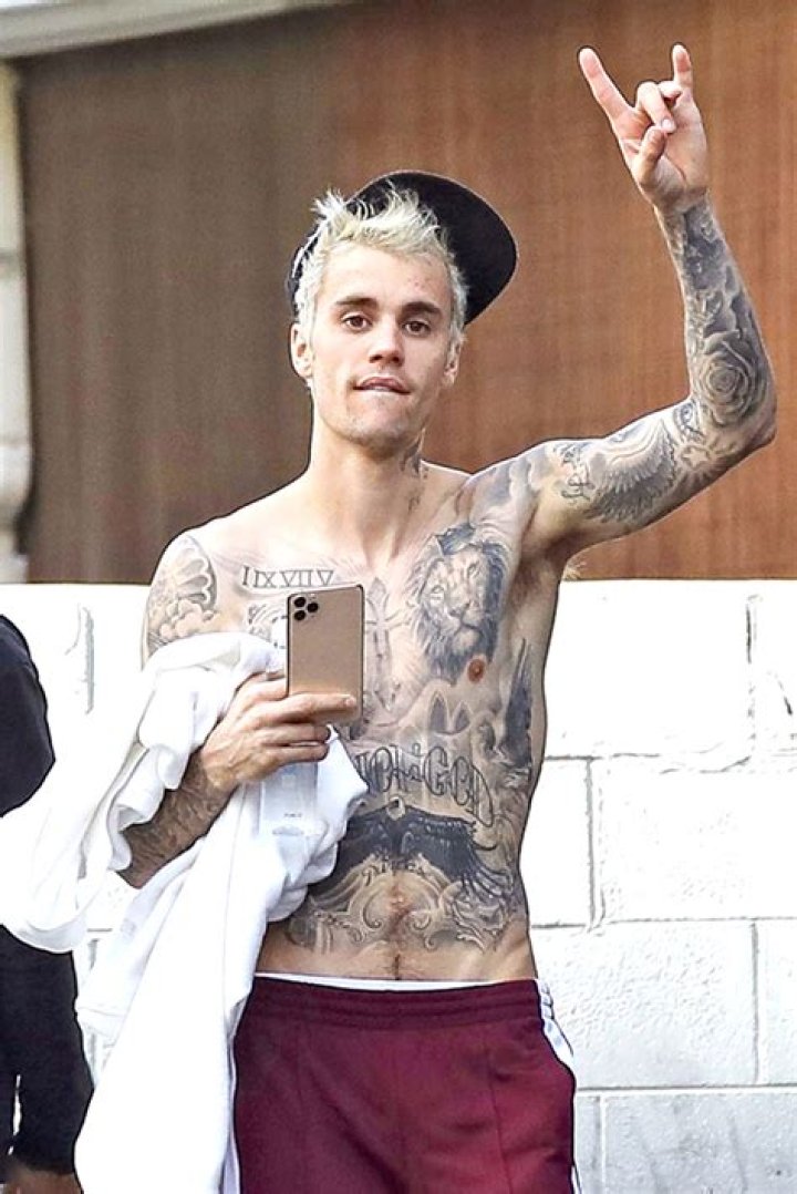 See The Singer’s Hottest Snaps – Hollywood Life