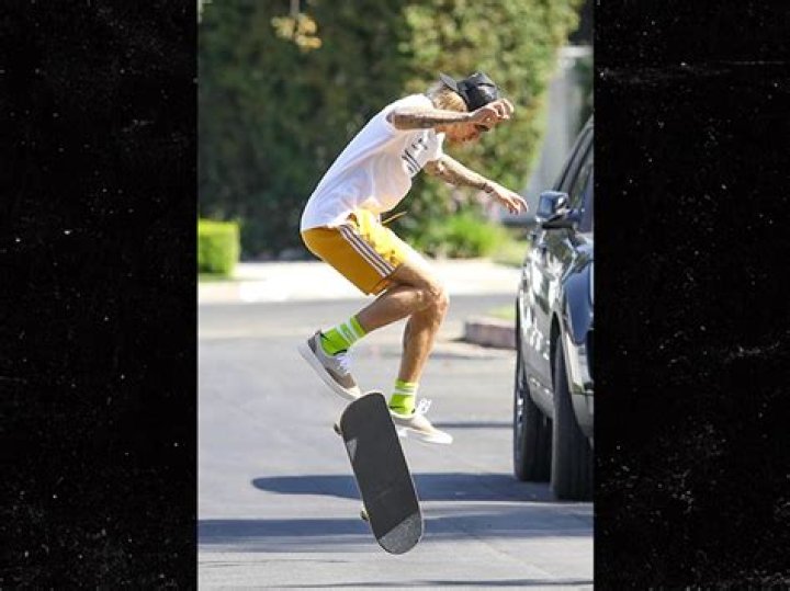 [VIDEOS] Justin Bieber Skateboarding in NYC with Hailey Baldwin – Hollywood Life