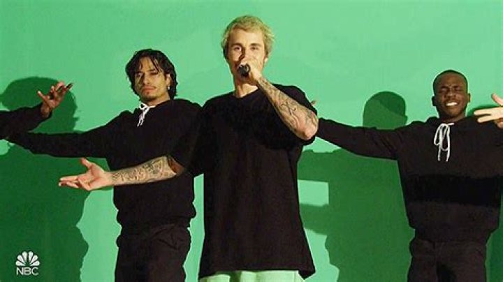 Justin Bieber Sings About Love For Hailey Baldwin On ‘SNL’ With Romantic Tunes ‘Yummy’ & ‘Intentions’