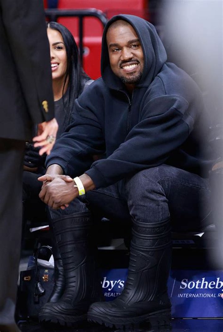 Kanye West Rocks Socks & No Shoes At E11EVEN Nightclub in Miami: Watch – Hollywood Life