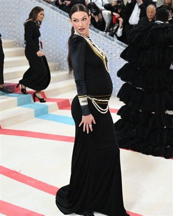 Karlie Kloss Reveals What Helps Her With Post-Pregnancy Body Image – Hollywood Life