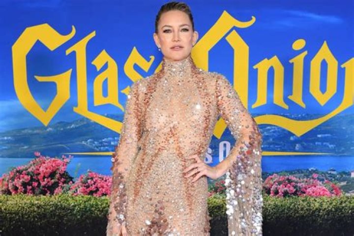 Kate Hudson Wears No Shirt In Photo & Her Brother Oliver Is Over It – Hollywood Life