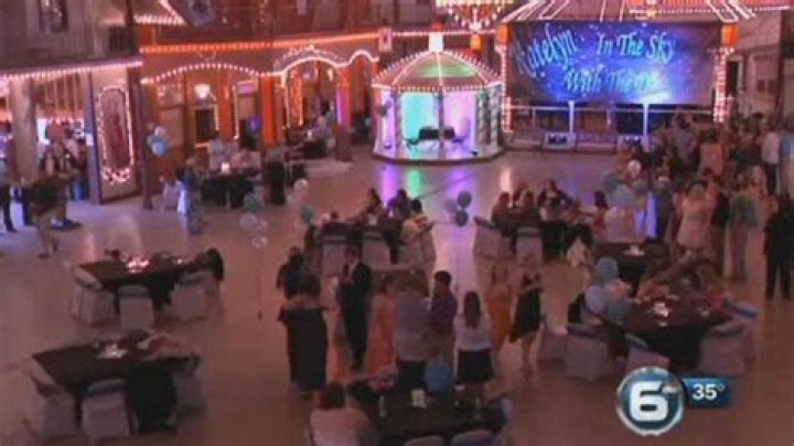 Friends Of Terminailly Ill Girl, 14, Bring Prom To Her Hospital Room