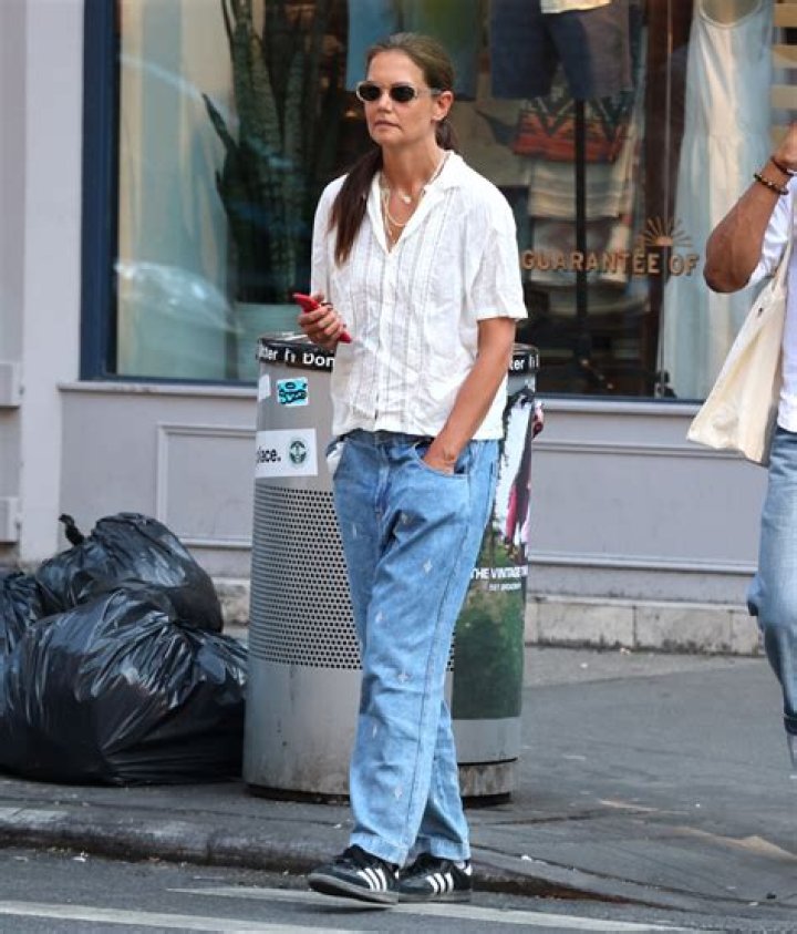 Katie Holmes Rocks Baggy Jeans In 1st Photos Since A-Rod Left Her Apartment Building