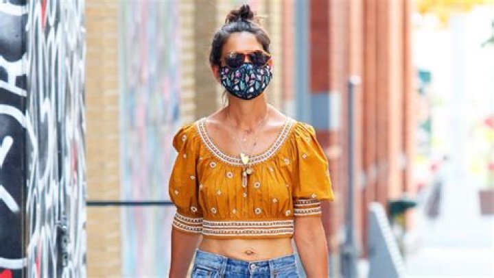 Katie Holmes Is ’70s Chic In Boho-Inspired Crop Top & Jeans While Shopping In NYC’s Soho — Pics