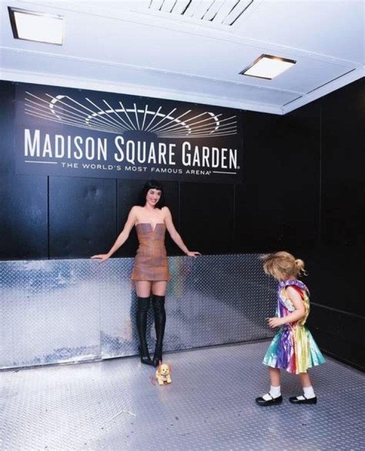 Katy Perry Takes Daughter Daisy Dove On Shopping Spree In Paris – Hollywood Life