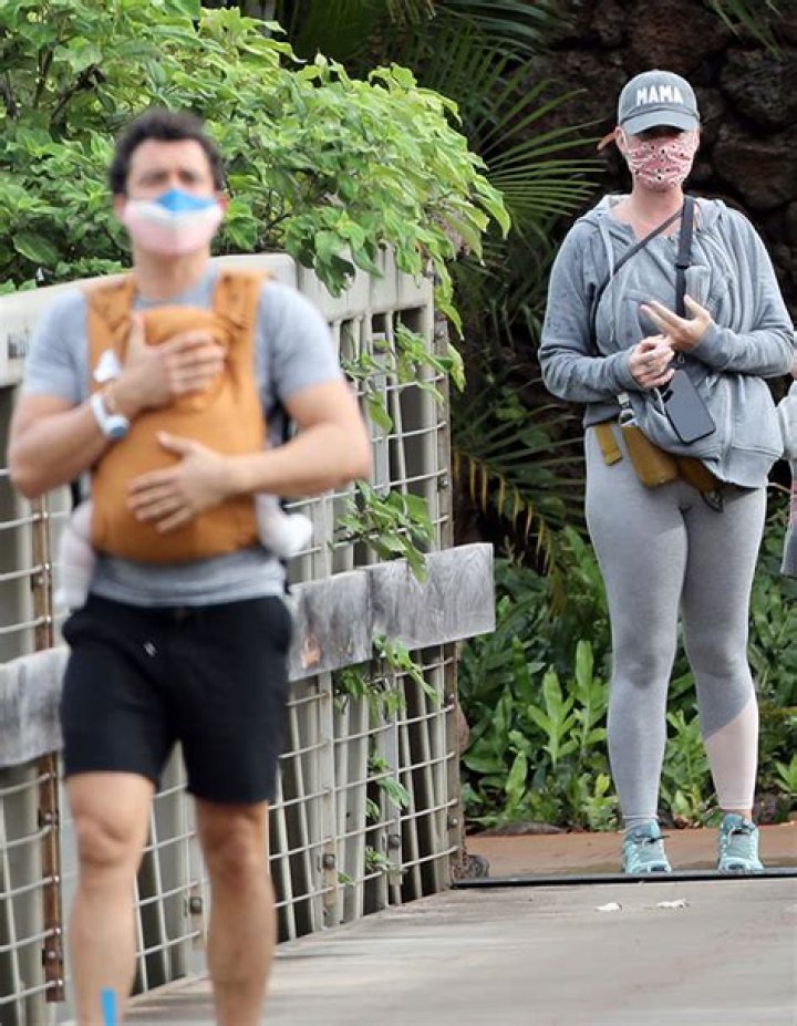 Katy Perry Rocks Leggings While Orlando Bloom Carries Baby Daisy: Pics – Hollywood Life