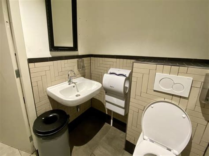 Kelly Osbourne Cheers On New Starbucks Bathroom Policy 1 Year After Wetting Herself In The Coffee Shop