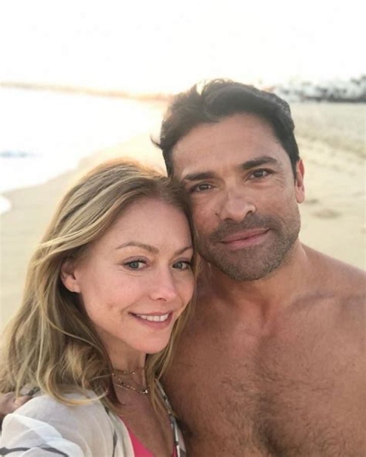 Kelly Ripa Urges Husband Mark Consuelos To Pose Nude: Video – Hollywood Life