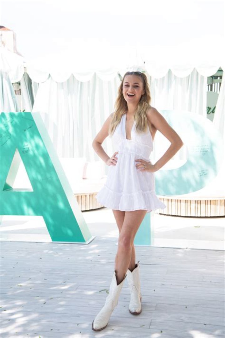 Kelsea Ballerini In White Mini Dress For Miami Performance — Photos – Hollywood Life