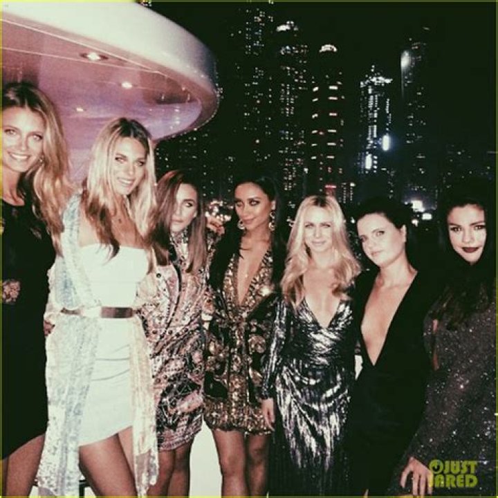 [PIC] Kendall Jenner & Selena Gomez Spending New Year’s Eve Together In Dubai – Hollywood Life
