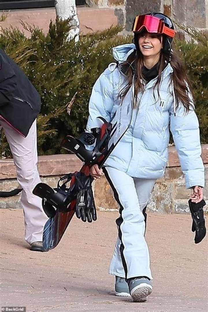 Kendall Jenner Snowboards Like A Pro While Vacationing In Aspen – Hollywood Life