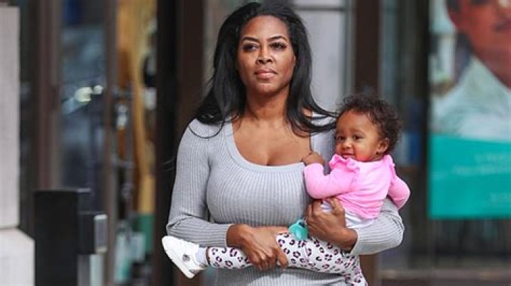 Kenya Moore Captures Daughter Brooklyn In Oversized Sunglasses: Pic – Hollywood Life